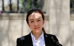 男人边吃奶边挵进去呻吟的说说